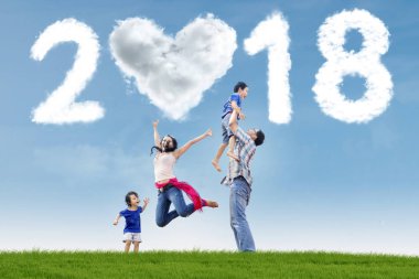 Asya aile çayırda eğleniyor