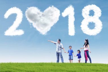 Asya aile bulutlara işaret