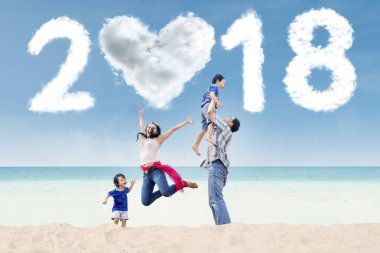 Asya aile plaj eğleniyor