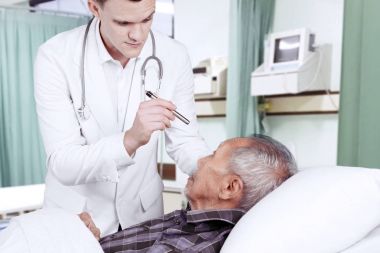 Amerikalı doktor hasta gözlerini kontrol