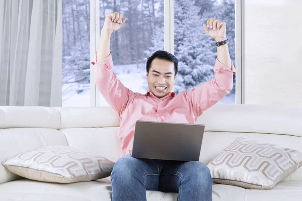 Úspěšný muž dívá na laptop — Stock fotografie