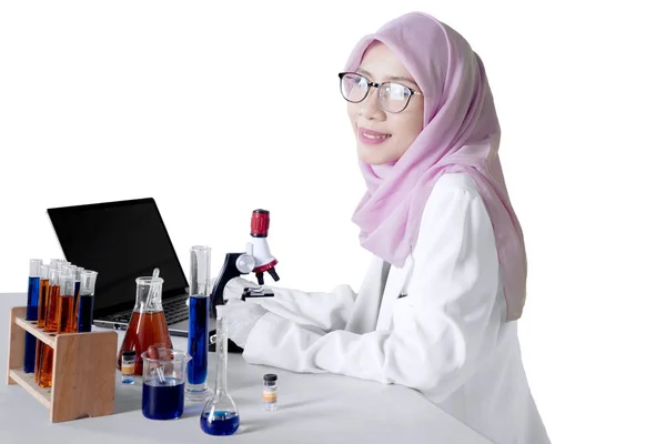 Muslimské vědce se usmívá na kameru — Stock fotografie