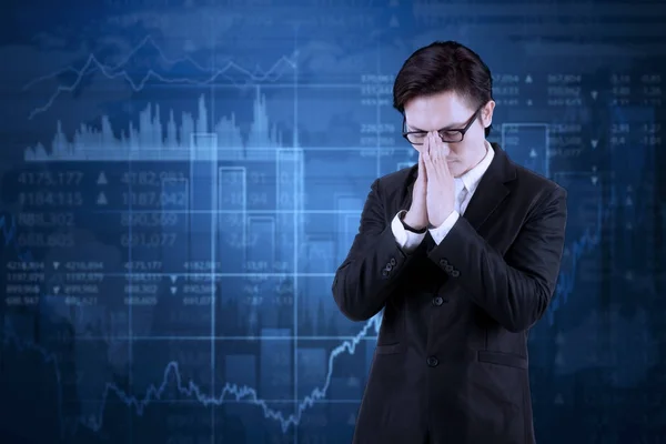 Gestor masculino com estatísticas financeiras em declínio — Fotografia de Stock