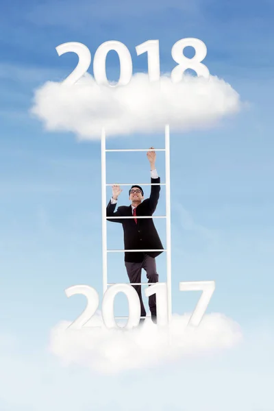 Erkek Yöneticisi yukarı doğru sayı 2018 tırmanma — Stok fotoğraf