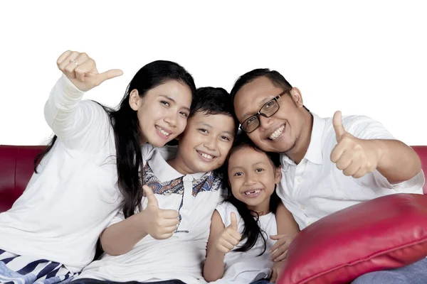 Familia alegre con pulgares arriba — Foto de Stock