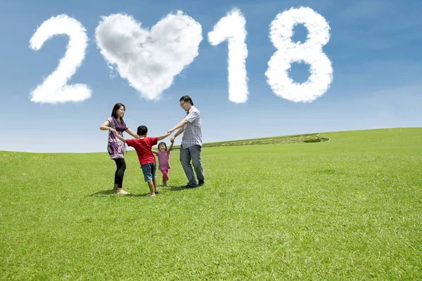 Família feliz se divertindo juntos no prado — Fotografia de Stock