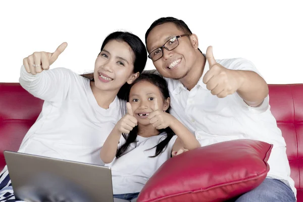 家庭与笔记本电脑显示竖起大拇指 — 图库照片
