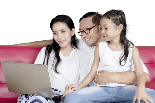 Famille assise sur canapé avec ordinateur portable — Photo