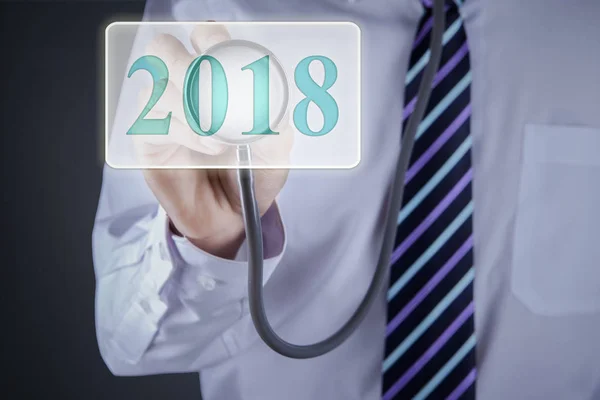 Läkare berör nummer 2018 med ett stetoskop — Stockfoto