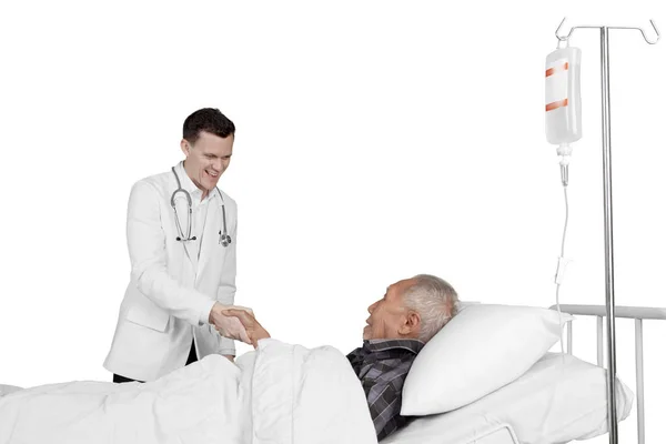Docteur serrant la main d'un patient âgé — Photo
