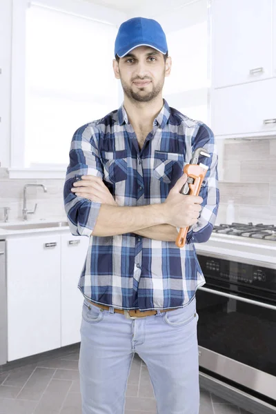 Selbstbewusster Klempner steht in der Küche — Stockfoto