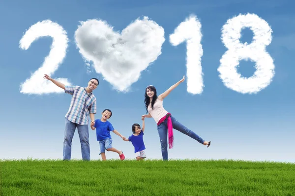 Fröhliche Familie mit Zahlen 2018 — Stockfoto