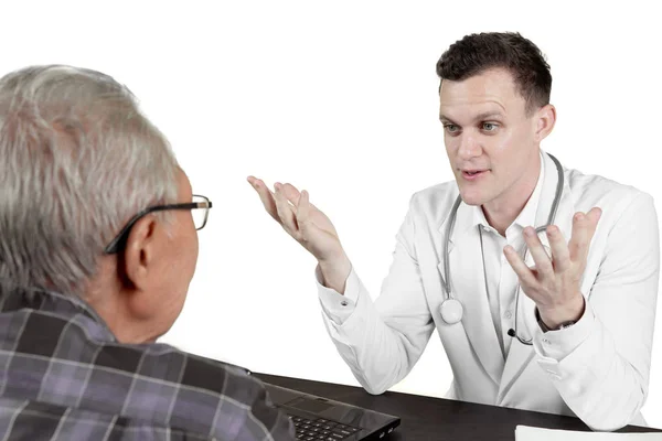 Caucasian doctor talking with aged patient — Stock Photo, Image