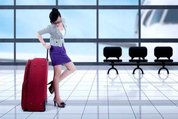 Affärskvinna som står med bagage på flygplatsen — Stockfoto