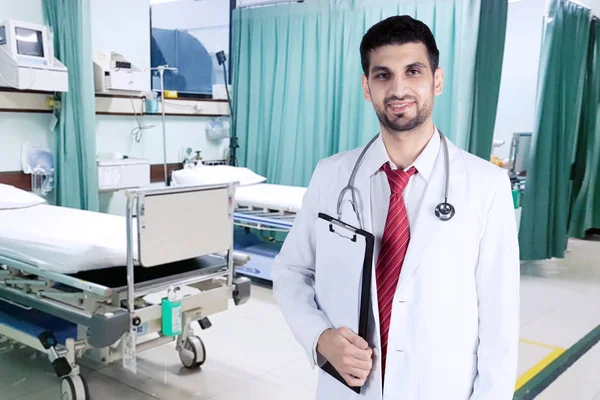 Médico árabe sosteniendo un portapapeles — Foto de Stock