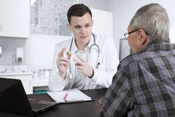 Американский врач объясняет лекарство для своего пациента — стоковое фото