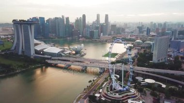 Singapur. 21 Kasım 2017: Havadan görünümü görüntülerini Singapore Flyer şehir manzarası, Marina Bay Sands Hotel, gökdelenler ile. 4 k çözünürlükte vurdu