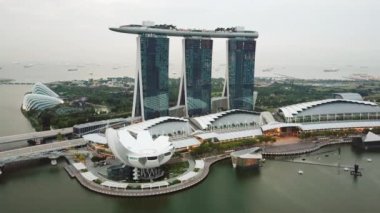 Singapur. 21 Kasım 2017: Uçağın shot Marina Bay Sands Hotel, Artscience Müzesi ve Singapore Flyer. 4 k çözünürlükte vurdu