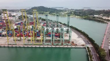 Singapur. 21 Kasım 2017: Brani Island Singapur konteyner limanının havadan görünümü sol sağa dön. 4 k çözünürlükte vurdu