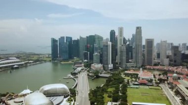 Singapur. 21 Kasım 2017: Güzel hava atış gökdelenler ve Marina Bay Singapur Esplanade tiyatro. 4 k çözünürlükte vurdu