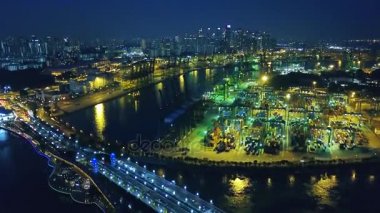 Singapur. 21 Kasım 2017: Gece Singapur konteyner limanının güzel hava manzara. 4 k çözünürlükte vurdu
