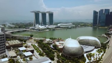 Singapur. 21 Kasım 2017: Güzel hava atış Esplanade tiyatro Marina Bay Sands Hotel ve Artscience Müzesi ile arka planda. 4 k çözünürlükte vurdu