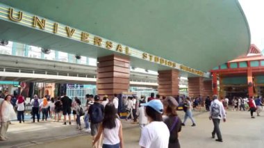 Singapur. 23 Kasım 2017: Universal Studios ağ geçidi Singapur'da girerek kalabalık turist