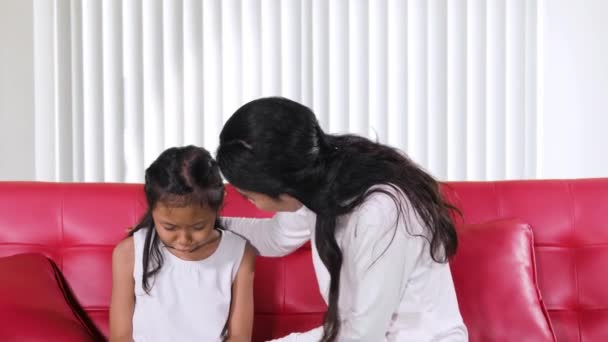 Jovem Mãe Aconselhando Sua Filha Enquanto Senta Sofá Sala Estar — Vídeo de Stock