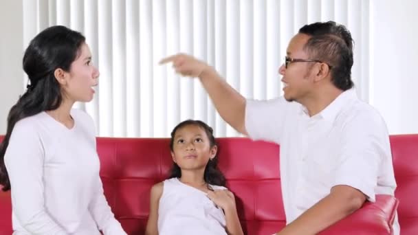 Niña Mirando Escuchando Sus Padres Discutiendo Sofá Sala Estar Casa — Vídeos de Stock