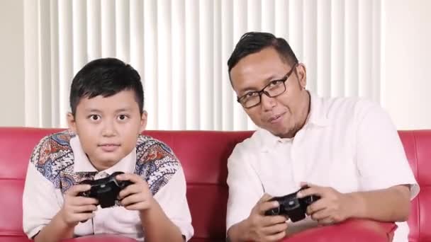 Alegre Padre Hijo Jugando Videojuegos Juntos Mientras Están Sentados Sofá — Vídeos de Stock