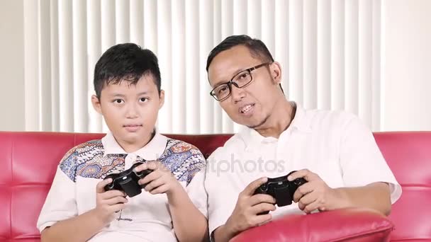 Aburrido Joven Padre Hijo Jugando Videojuegos Mientras Bosteza Sienta Sofá — Vídeos de Stock