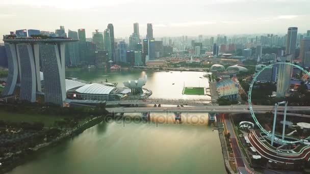 新加坡 2017年11月21日 新加坡滨海湾金沙酒店 新加坡摩天轮和摩天大楼的美丽空中景观 分辨率拍摄 — 图库视频影像