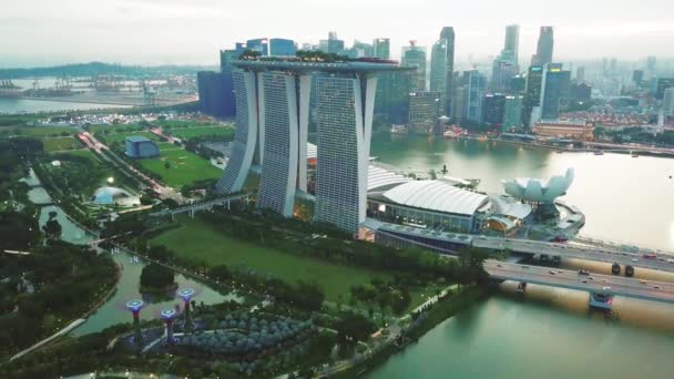 シンガポール マリーナ サンズ ホテル シンガポールと湾に面した庭園の 2017 空中ドローン ショット の解像度で撮影します — ストック動画