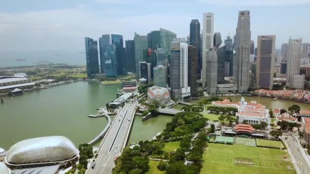 シンガポール 2017 高層ビル マリーナ サンズ ホテルは エスプラネード シアターとシンガポールのマリーナ湾空中風景の左側に右側にパンします — ストック動画