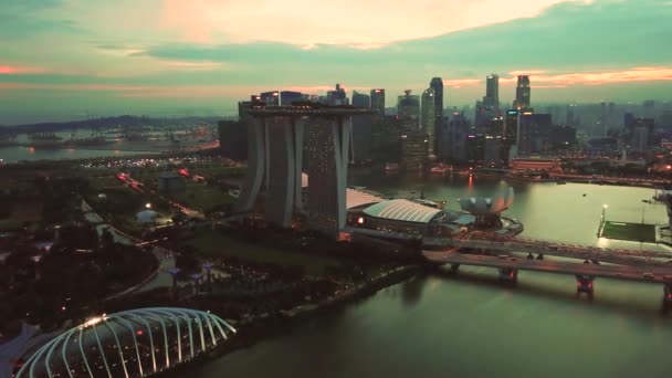 シンガポール 2017 夕暮れ時にマリーナ サンズ ホテル シンガポールと湾に面した庭園の空中映像を見事な の解像度で撮影します — ストック動画