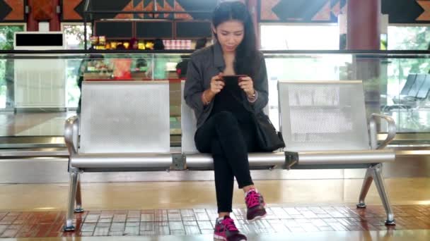 Jakarta Endonezya Kasım 2017 Havaalanı Terminal Sandalyede Otururken Bir Akıllı — Stok video