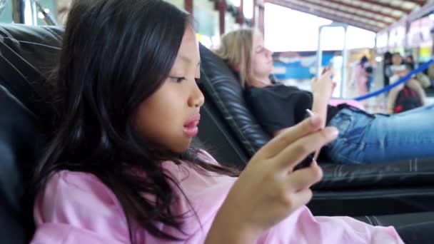 자카르타 인도네시아입니다 2017 귀여운 터미널에서 소파에 핸드폰 — 비디오