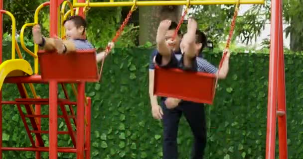 Jovem Pai Feliz Seus Filhos Brincando Balanço Parque Tiro Resolução — Vídeo de Stock