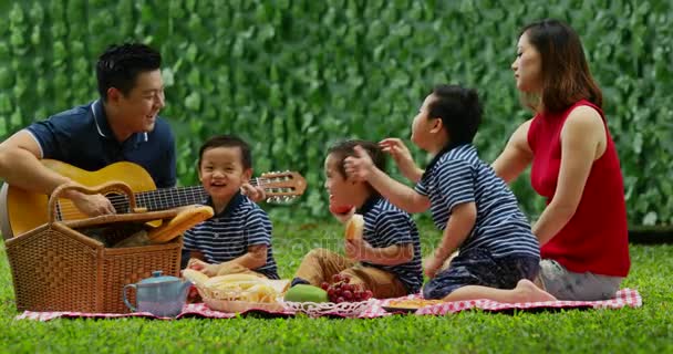 Feliz Familia Disfrutando Unas Vacaciones Picnic Jardín Mientras Tocan Guitarra — Vídeos de Stock