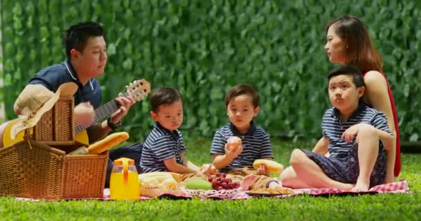 Jong Gezin Met Twin Zoon Samen Picknicken Tuin Tijdens Het — Stockvideo