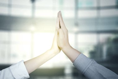 Çak bir beşlik birlikte veren iki iş adamları