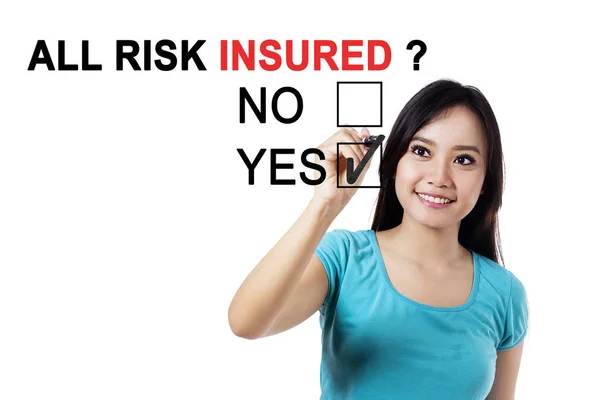 Mladá žena s textem ze všech rizik, pojištění — Stock fotografie