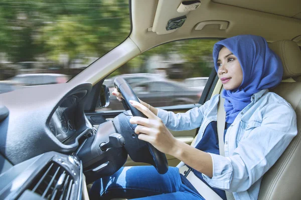 Mujer joven conduciendo para viajar de vacaciones — Foto de Stock