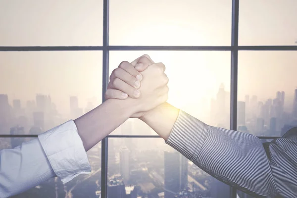 Twee business mensen handshaking voor partnerschap — Stockfoto