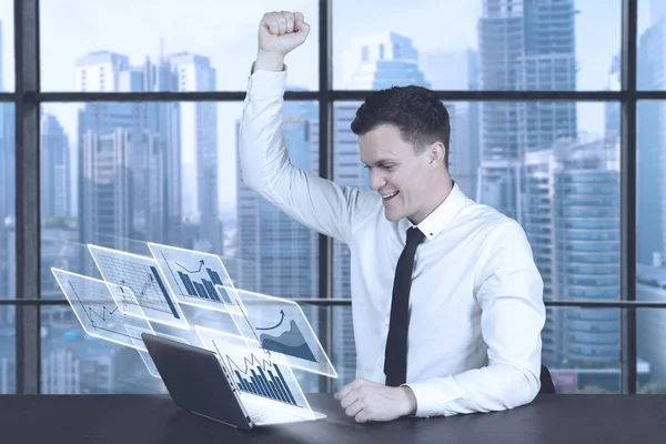 Hombre de negocios exitoso con gráfico de crecimiento —  Fotos de Stock