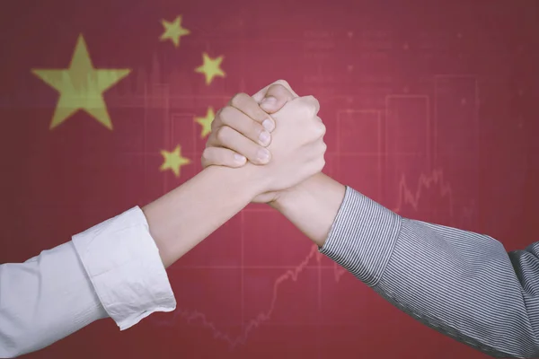 Framgångsrik verksamhet team med Kina flagga — Stockfoto