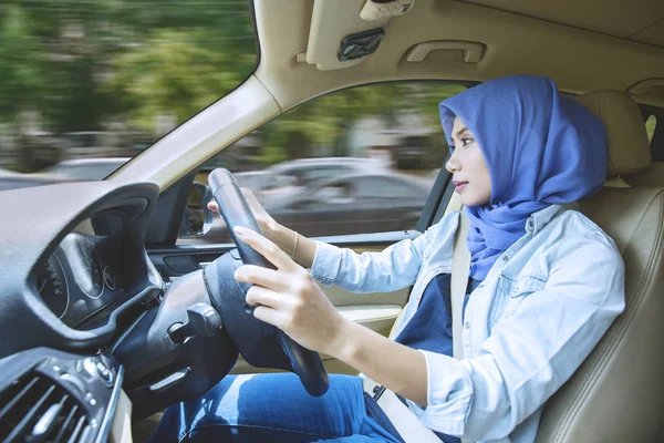 Linda chica conduciendo un coche en la carretera — Foto de Stock