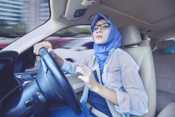 Mujer musulmana conduciendo un coche — Foto de Stock