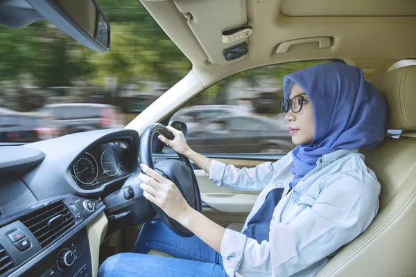 빠른 동작으로 차를 운전 하는 이슬람 여성 — 스톡 사진