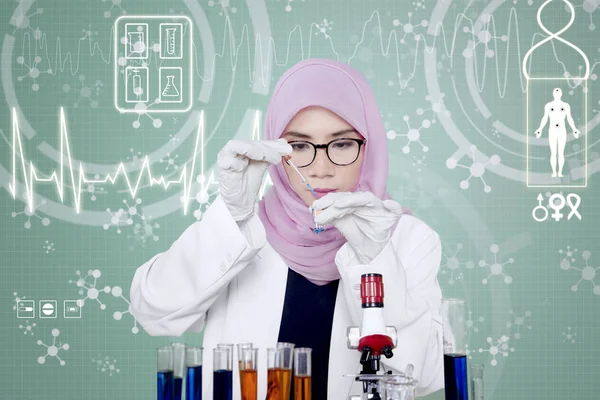 Muslimska forskare som arbetar i laboratoriet — Stockfoto